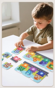 Dettaglio delle mani di un bambino che compone puzzle di numeri e animali in legno