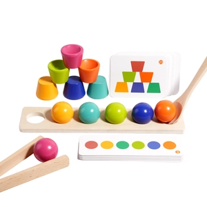 Gioco Montessori in legno per smistamento colori con tazze, palline, cucchiaio e pinza