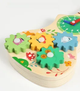 Detailansicht eines Holz-Lernspielzeugs in Gitarrenform mit Uhr und bunten Zahnrädern