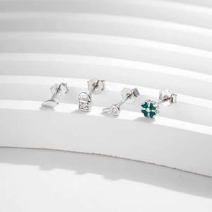 Set di quattro orecchini a lobo in argento S925 con trifoglio, lucchetto e foglie