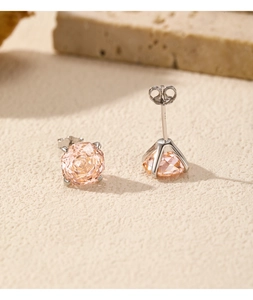 Détail de boucles d'oreilles s925 en argent avec pierres champagne taillées en rose