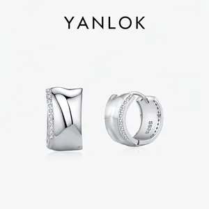 Boucles d'Oreilles Huggie en Argent Sterling 925 pour Femmes Design de Métal Liquide Minimaliste Avec Zirconia Scintillant Forme de C