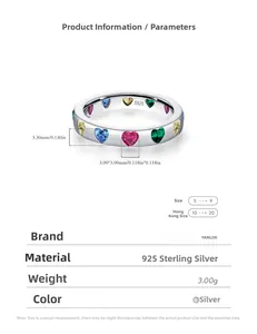 Makro-Detail des S925 Sterlingsilber-Rings mit bunten herzförmigen Zirkonia-Steinen besetzt