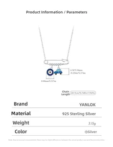 Détail macro du collier épingle en argent S925 avec pendentifs oeil bleu et voiture