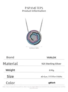 Détail macro du pendentif bouclier pixel en argent S925 avec cristaux multicolores