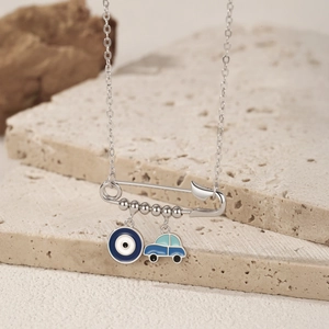 Collier épingle en argent S925 avec charms œil et voiture sur socle en pierre
