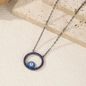 Collier mauvais œil en argent 925 avec cristaux bleus sur fond de pierre naturelle