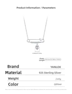 Détail macro du collier trombone en argent 925 avec pendentif cœur et chaîne de 45cm