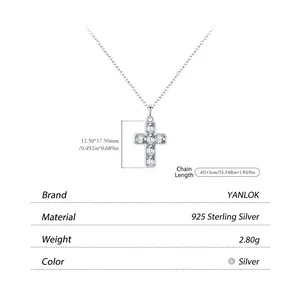 Collier avec pendentif croix en argent sterling S925 serti de zircons sur fond blanc
