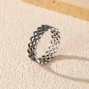 Vintage S925 sterling silver ring with hollow heart patterns and oxidized lace edges