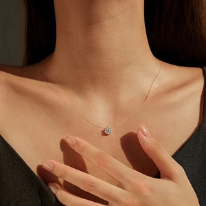 Minimalistische D-Farbe Moissanit unsichtbare Angelschnur Halskette am Frauenmodell