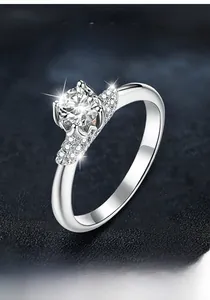 Détail macro d'une bague en argent S925 avec moissanite à six griffes et pierres de côté
