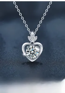 Macro du pendentif cœur en argent S925 avec une moissanite étincelante sur serti à quatre griffes