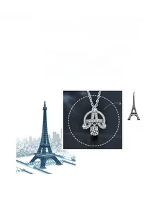 Détail macro du pendentif tour Eiffel en argent avec pavage de moissanite et pierre