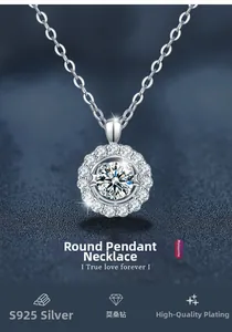 Gros plan du pendentif en argent S925 avec moissanite mobile et halo sur fond bleu profond