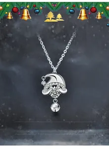 Vue détaillée du pendentif bonnet de Noël en argent S925 avec zircons et clochette mobile