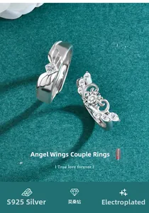 Dettaglio degli anelli di coppia Ali d'Angelo in argento S925 con pietre di moissanite