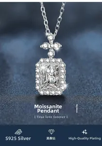Dettaglio del ciondolo in moissanite taglio Radiant in argento S925 su sfondo blu