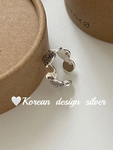 Detailed view of S925 sterling silver ring with alternating smooth and textured round patterns