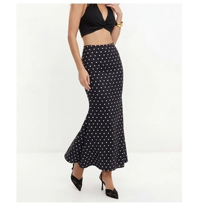 Vue détaillée de la jupe queue de sirène noire à pois blancs avec une taille haute