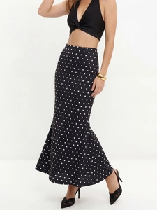 Jupe sirène élégante à pois noirs et blancs avec taille haute et coupe ajustée