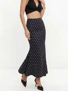 Jupe sirène mi-longue élégante à pois noirs et blancs avec une taille haute chic