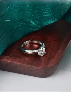 Makroaufnahme von S925 Silber Moissanit Ring mit 3EX Schliff und verstellbarer Schiene