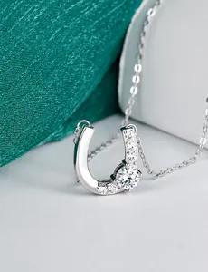 Macro-opname van hoefijzer hanger in S925 sterling zilver met glanzende moissanite stenen