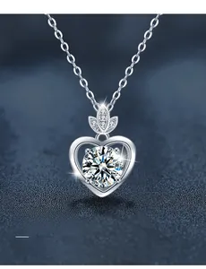 Gros plan du collier coeur en argent S925 avec moissanite 3EX et pendentif feuille