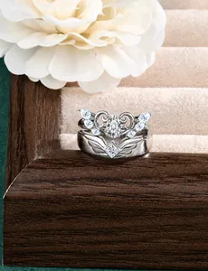 Dettaglio degli anelli ali d'angelo in argento S925 con moissanite taglio 3EX e corone
