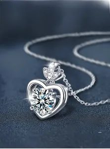 Vue macro du pendentif cœur en argent S925 avec pierre moissanite brillante
