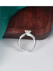 Detailansicht eines Rings aus S925 Sterlingsilber mit Moissanit und offenem Design