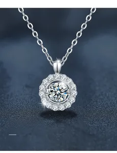 Gros plan sur le pendentif moissanite en argent S925 avec taille 3EX et 58 facettes