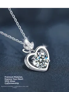 Détail macro du collier coeur en argent sterling S925 avec pendentif en moissanite ronde