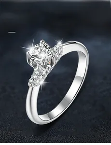 Vue détaillée de la bague Moissanite avec coupe ronde 3EX et serti classique à six griffes