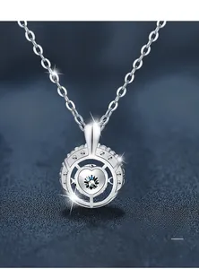 Gros plan détaillé du collier en argent sterling S925 avec pendentif en moissanite en cœur