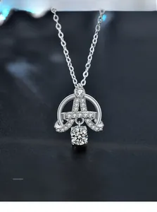 Vue détaillée du pendentif Tour Eiffel en argent 925 avec une pierre en moissanite
