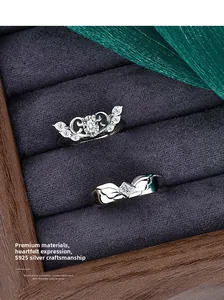 Dettaglio degli anelli ali d'angelo in argento sterling S925 con zirconi in una scatola regalo