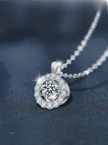 Macro d'un collier en argent S925 avec pendentif en moissanite étincelant de style halo