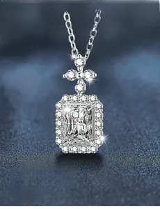Dettaglio macro di un ciondolo in moissanite taglio radiant con gancio a croce