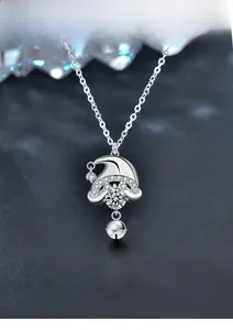 Vue macro du collier bonnet de Noël en argent S925 avec moissanite et clochette
