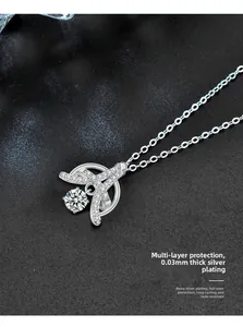 Macro du pendentif Tour Eiffel en argent S925 avec placage 0,03 mm pour couleur durable