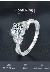 Macro dell'anello in moissanite da 1 carato con petali floreali e fascia in argento S925