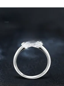 Détail macro d'une bague en argent S925 avec serti lotus à six griffes et moissanite
