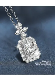 Dettaglio macro del ciondolo in moissanite con placcatura in argento da 0,03 mm