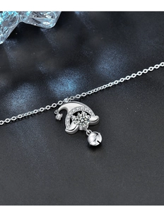 Vue macro du pendentif Père Noël en argent S925 avec moissanite et détail de cloche