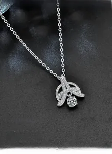 Gros plan du pendentif Tour Eiffel en argent S925 avec moissanite et pavé de pierres