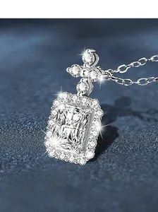 Dettaglio macro della collana in argento S925 con ciondolo moissanite taglio radiant