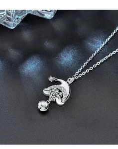 Vue macro du pendentif de collier en argent S925 avec zircon brillant et petit grelot