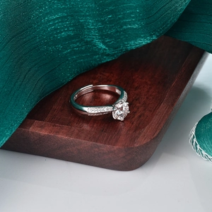 Verstellbarer S925 Silber Moissanit Ring mit Nebensteinen auf Holz- und Seidendisplay